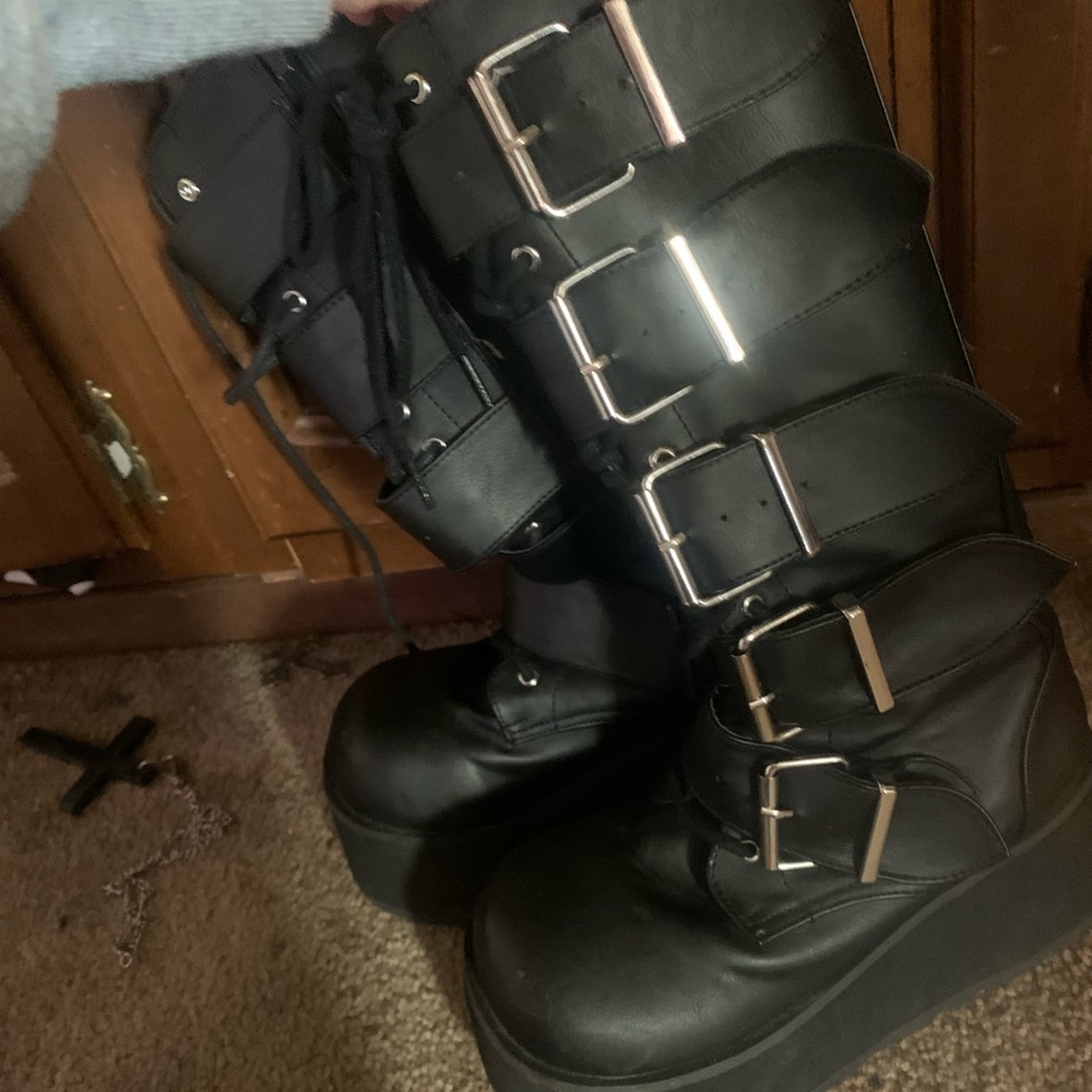 Wide toe Demonia’s
